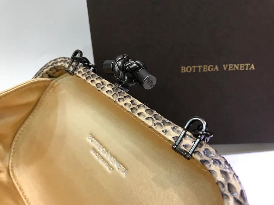 The latest and most popular Knot clutch from the 8651 counter is made of exquisite Japanese silk fabric with snakeskin piping. It looks elegant when worn cross-body or in the hand. It can also be carried by petite girls and can hold 2 iPhone X phones. Size: 20cm*12cm